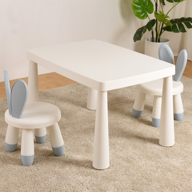 โต๊ะสีขาว เก้าอี้กระต่ายสีน้ำเงิน 2 ตัว และแผ่นกันลื่นฟรี