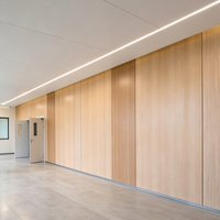Système de cloisons modulaires pour bureaux, ateliers, entrepôts, hôtels et bâtiments commerciaux, avec murs en acier.