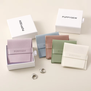 Bolsa de Joyería Cuadrada Ligera de Microfibra de Alta Calidad de 8*8CM, Embalaje de Regalo Hecho a Mano para Pendientes, Collar, Logotipo Personalizado - Product Image 1