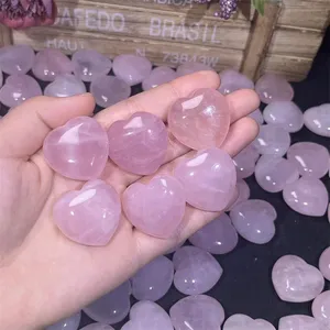 Cadeaux en cristal en gros coeur en cristal naturel 3 cm quartz rose coeur en cristal artisanat à vendre