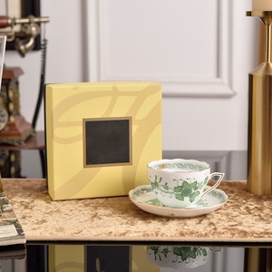 Taza de Café de Cerámica Blanca Estilo Árabe Personalizada con Plato, Juego de Tazas y Platos de Porcelana con Forma de Flor para Espresso y Té - Product Image 4