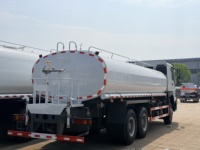Camion-citerne à eau SINOTRUK HOWO 6x4 LHD 340 CV 20 m³ Camion-citerne à eau avec arroseur