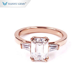 Anillo Tianyu Gems Personalizado de Oro Rosa Sólido de 14K con Corte Esmeralda y Moissanita, Engaste de Puntas, Diseño Geométrico Minimalista para Mujer - Product Image 1