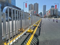 Barrière de sécurité piétonne en acier galvanisé robuste, écologique, imperméable, pour le contrôle temporaire du trafic sur les chantiers routiers