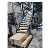 Escalier moderne en acier à tubes carrés à marches ouvertes, cadre thermolaqué avec marches en bois massif pour maison duplex