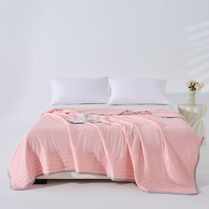 Manta Acolchada Rosa Ligera y Transpirable para Uso en Casa en Todas las Estaciones, Estilo Simple, Relleno de Poliéster y Algodón - Product Image 1