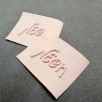 Étiquettes personnalisées 3D en faux daim gaufré haute fréquence, patchs de vêtements en PU expansé avec logo en relief, étiquettes de vêtements professionnelles pour marque