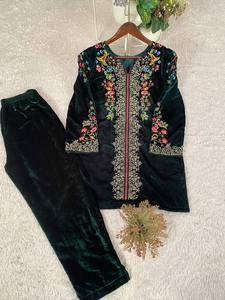 Collection de tenues coordonnées élégantes en velours brodé de fournisseur indien, dans des tons classiques, pour femmes, vêtements ethniques haut de gamme pour fêtes et mariages - Product Image 1
