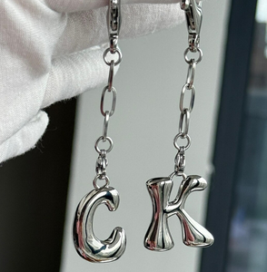 Portachiavi Personalizzato con Lettere a Bolla Placcato <span class=keywords><strong>Oro</strong></span> 18k Anello Portachiavi con Iniziale Minimalista Accessorio per Borse - Product Image 3