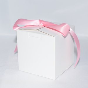 Boîte en papier fantaisie de 7 cm avec ruban rose, nous pouvons imprimer votre nom personnel sur des boîtes blanches, personnaliser la boîte en carton pour chocolat pour les invités - Product Image 3