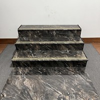 Dalles de porcelaine rectangulaires en marbre veiné or foncé, marches antidérapantes brillantes pour escaliers intérieurs, fourniture pour projets OEM