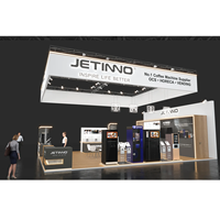 Diseño de stand de madera con techo suspendido y estructura de truss, adecuado para exposiciones en Europa y Estados Unidos.