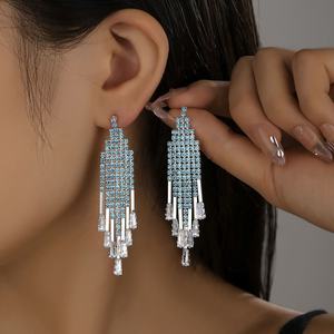 Boucles d'oreilles pendantes unisexes super scintillantes, mode, cristal, strass, géométriques, longues franges, exagérées, élégantes, tendance, populaires - Product Image 1