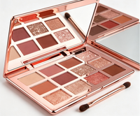 Palette de fards à paupières aux tons chauds, nuances métalliques, couleurs douces et lumineuses, maquillage professionnel