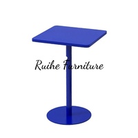 Tables de réception carrées modernes pour café et thé avec chaises, idéales pour les espaces de loisirs commerciaux et les négociations en restaurant