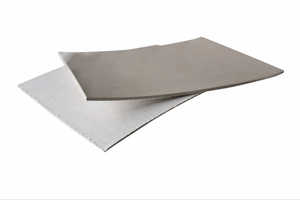 Feuille de revêtement en polypropylène blanc, roulée et présentée sur un fond uni pour une utilisation industrielle, montrant un matériau durable. - Product Image 4