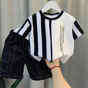 Set di abbigliamento estivo Casual da ragazzo alla moda per bambini alla moda completo a due pezzi con stampa lettere larghe per bambini - Product Image 3