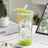 Bouteille d'eau portable en gros avec infuseur à fruits, gourde de sport en plastique anti-fuite avec paille et passoire à fruits