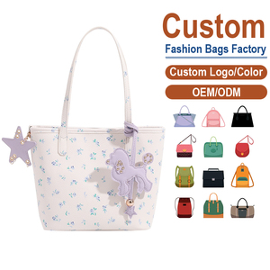 Bolso de Mano de Cuero Premium con Diseño Floral y Adorno de Poodle, Personalizado de Fábrica - Product Image 1