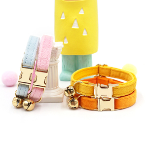 Collier de stock prêt collier de chiot pour animaux de compagnie collier de chat avec cloche-boucle en alliage de conception de couleur unie en tissu de velours durable et élégant - Product Image 1