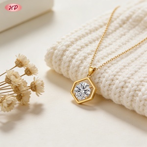 Collier en laiton plaqué or 18 carats avec pendentif hexagonal et zircon rond AAA pour femme, vente en gros Hengdian Joyeria - Product Image 6