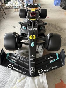 Sculpture d'art public personnalisée en fibre de verre renforcée de plastique, modèle de course de Formule 1, grande taille - Product Image 5