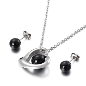 Conjunto de collar y pendientes de cuentas negras con forma de corazón hueco para mujer, de alta calidad, estilo retro, ligero, de acero de titanio en tono plateado - Product Image 1