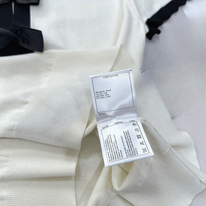 Blusa Casual de Punto para Mujer, Blanca, de Manga Corta, con Ribete Negro y Detalle de Lazo, Cuello en V - Product Image 4