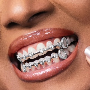 Venta al por mayor: Parrilla dental de oro estilo hip hop con corazón de circonita y diamantes, personalizada y a la moda, para decoración dental. - Product Image 1