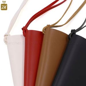 Étui à lunettes en cuir PU durable 4 couleurs avec cordon et impression en relief - Cadeau promotionnel moderne pour événements - Product Image 3