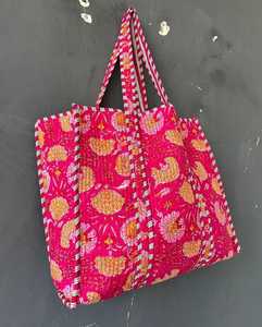 กระเป๋าผ้าฝ้ายลายควิลท์ งานฝีมือพิมพ์ลายบล็อกแบบดั้งเดิม กระเป๋าสะพายไหล่สำหรับเดินทางและช้อปปิ้ง - Product Image 5