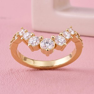 Bague de mariage en or avec diamant de laboratoire taille brillant rond, forme en V incurvée, pour bijoux de mariée et occasions spéciales - Product Image 1