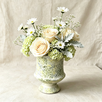 Vase sur piédestal en céramique vert moucheté vintage Art Déco, urne rétro émaillée écologique, centre de table floral pour la maison et les mariages