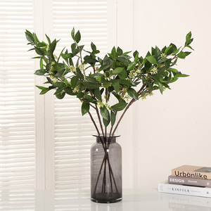 Branche d'Osmanthus artificielle de 90 cm, feuilles vertes réalistes avec fleurs crème, fausse verdure pour la décoration de la maison, du vase ou de mariage - Product Image 1