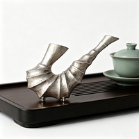 Sculpture de coquillage abstraite en alliage d'aluminium décorative moderne, figurine en forme de coquille pour la décoration de salon, hall d'hôtel, bureau ou table.