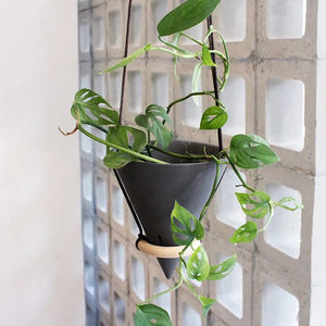 Vente en gros <span class=keywords><strong>pot</strong></span> de fleur moderne pour décoration de jardin intérieur <span class=keywords><strong>pot</strong></span> de fleurs suspendu en céramique noir mat <span class=keywords><strong>avec</strong></span> <span class=keywords><strong>corde</strong></span> - Product Image 3