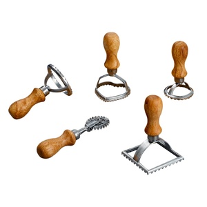 Ensemble de découpeurs à raviolis multi-formes en métal jetables avec manche en bois, compatibles lave-vaisselle et four, pour pâtes, raviolis et cuisine maison - Product Image 1