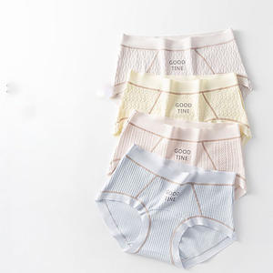 Culottes pour femmes nouvellement lancées, imprimées de lettres, en tricot texturé, détails minimalistes, imprimé de mots, bordure extensible, matière respirante - Product Image 1