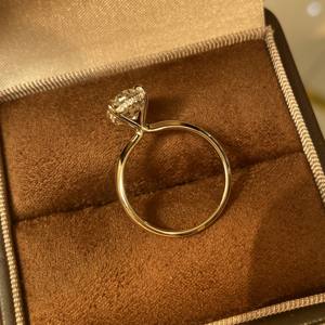 Anillo de Compromiso Hecho a Mano con Diamante Cultivado en Laboratorio de Corte Ovalado Estrella, Certificado IGI, Oro Sólido de 18K para Mujer - Product Image 2