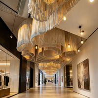 Sculpture de plafond en macramé moderne sur mesure, tissée à la main, à franges ondulées, pour un design contemporain commercial et hôtelier
