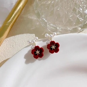 BUW6-S 035 - Aretes de Perlas con Flores de Terciopelo Rojo Vintage, Aretes Dulces para Chicas, Accesorios, Regalo de Año Nuevo, Joyería de Moda para Mujer - Product Image 5