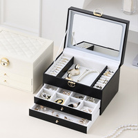 Boîte à bijoux en cuir grande capacité à trois niveaux avec éclairage LED, organiseur haut de gamme pour colliers, boucles d'oreilles et accessoires