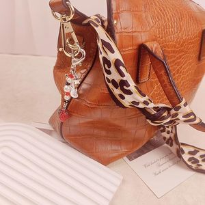 พวงกุญแจโทรศัพท์มือถือรูปสาวหวานเท่เซ็กซี่ สไตล์ Y2K ของตกแต่งสวยงามทันสมัยสำหรับผู้หญิง ใช้ติดกระเป๋าหรือเป็นของขวัญ - Product Image 4