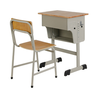 Ensemble chaise et bureau pour étudiants en bois clair, idéal pour les espaces de jeux pédiatriques et les salles d'apprentissage des hôpitaux