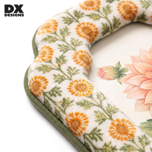 Marco de Fotos Acolchado con Borde Festoneado y Estampado Floral de DX Designs, <span class=keywords><strong>para</strong></span> Fotos de 4x4, 4x6, 5x7, 8x10 Pulgadas, Decoración de Escritorio o Mesa - Product Image 2