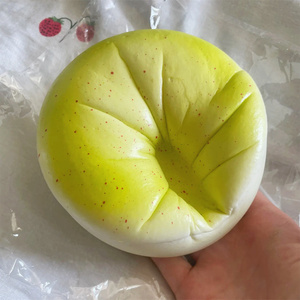 Juguete DIY de 5 pulgadas, modelo de pan de bizcocho vascuero de esponja suave y blandita, con forma redonda lenta, color verde Matcha, para decoración de escritorio - Product Image 1