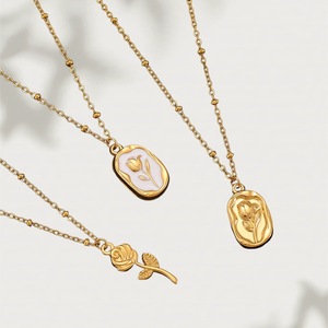 <span class=keywords><strong>Collana</strong></span> con ciondolo a forma di rosa vuota con motivo geometrico irregolare a <span class=keywords><strong>tulipano</strong></span> e gocciolante <span class=keywords><strong>collana</strong></span> con ciondolo a forma di olio con conchiglia bianca placcato in oro - Product Image 4