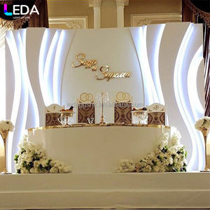 LEDA - Fondo de Escenario con Ondas Iluminadas por LED, Acrílico Blanco Elegante, Diseño Personalizado, con Flores, para Decoración de Bodas y Eventos - Product Image 2