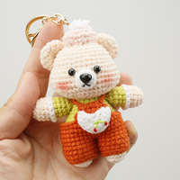 Mignon ours en crochet tricoté à la main avec sangle cerise, breloque ours en crochet, accessoire de sac de dessin animé fait main