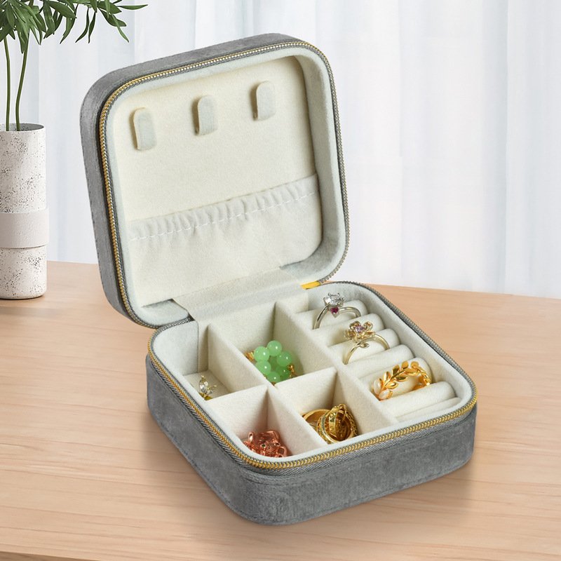 Scatola portaoggetti quadrata in velluto grigio chiodi di garofano